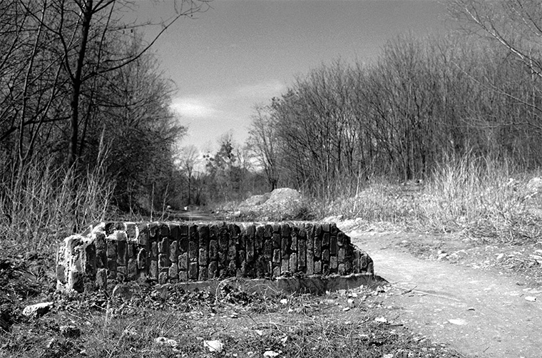 Décharge sauvage dans un terrain désert. Un mur abandonné dans un terrain désert. Rueil-Malmaison, avril 1987