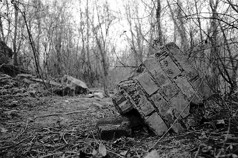 Rueil-Malmaison, avril 1987, un mur est laissé à l&#039;abandon dans un terrain vague