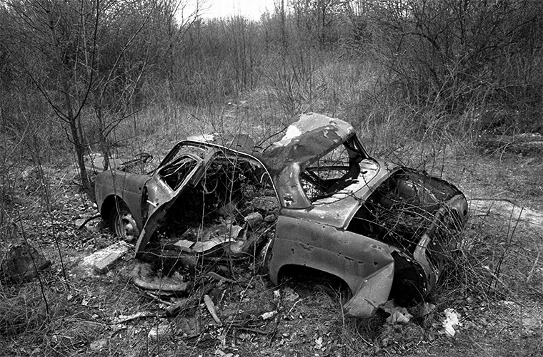 En avril 1987, une Dauphine à moitié détruite est laissée à l&#039;abandon dans le terrain vague de Rueil-Malmaison.