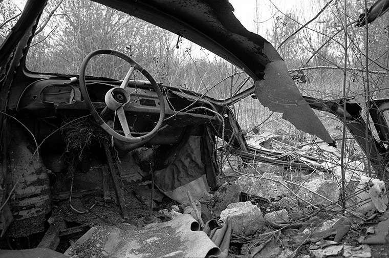 Des images en gros plan montrant le volant de la Dauphine dans le terrain vague à Rueil-Malmaison, en avril 1987