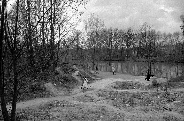 Balade dominicale sur le chemin le long de la Seine, Rueil-Malmaison, avril 1987.