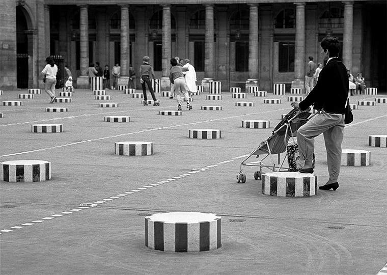 L’art utile : dans les cours du Palais-Royal, une mère en poussette trouve appui sur une colonne de Buren, Paris, juin 1987.