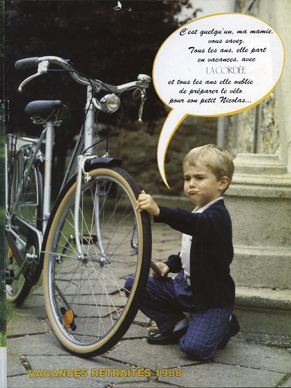 Enfant qui vérifie le vélo pour parti en vacances