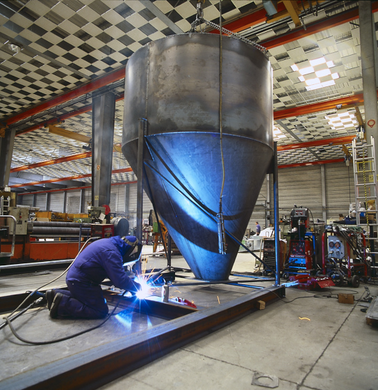 Ouvrier qui soude une pièce métallique